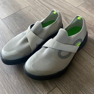 NIB men’s Oomg Oofos